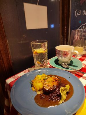 Selleriebraten mit Kartoffelgratin und Rotkraut at By Maida in Graz