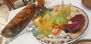 Croquetas veganas y ensalada de aguacate at Artemisa Sol in Madrid