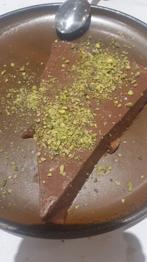 Tarta cremosa vegana de cacao y pistacho at Artemisa Sol in Madrid