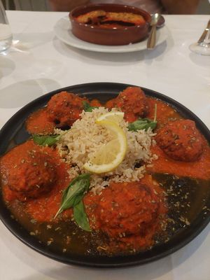 Main / soy meatballs with rice (vegan) at Artemisa Sol in Madrid