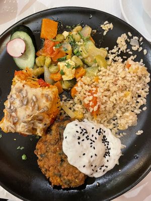 Lasaña, hamburguesa, arroz y verduras  at Artemisa Sol in Madrid