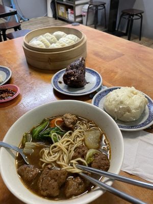 Vegetable dumplings, pork bun, zhongzi and hearty noodle soupp  at Potherb Vegetarian Dim Sum 雪裏紅素食點心 in Taipei