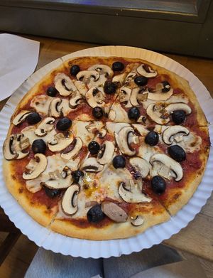 Olive and mushroom at Pauli Pizza in Hamburg