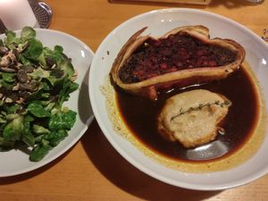 Rote Nussbraten mit Pastinakenstampf at Tonka in Frankfurt