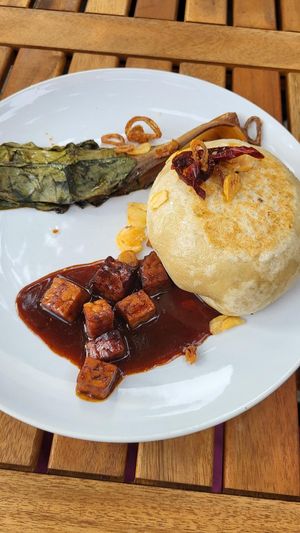 Bakterien pao stuffed with mushrooms, tempeh in Coffee gravy at Tonka in Frankfurt