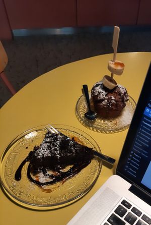 Brownie en speculoosmuffin, beide vegan at Stoet in Hengelo