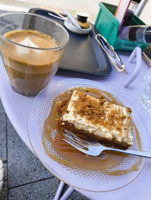 Flat white & lotus speculoos cheesecake at Stoet in Hengelo