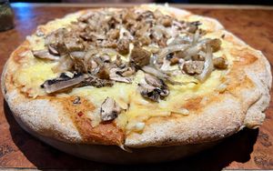 Pizza con champiñones  #Veganuary at Catapilcana Vegana in Santiago