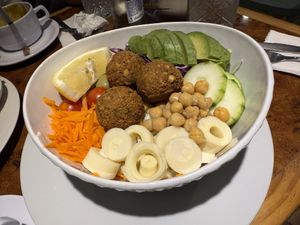 Falafel bowl  at Catapilcana Vegana in Santiago
