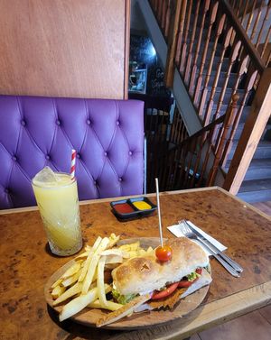 The sandwich was delicious. Sorry, I forgot the name. The portion was very big at Catapilcana Vegana in Santiago