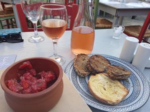 Bread drizzled with olive oil and a tomato/red onion dip. Although we initially didn't want this, we still ate it 🤣. There were three pieces of the white slices originally at Kappos Etsi in Aegina