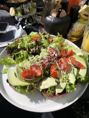 Avocado-Brot (immer vegan)  at Fräulein Miramunkel in Leipzig