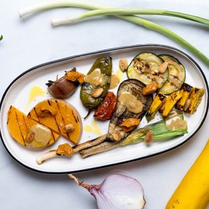 Parrillada de verduras ecológicas con romescu y salsa de nueces. Muchas de las verduras son de nuestro huerto!
Grilled organic vegetables with romescu and walnut sauce. =)
 at Abazero Restaurante in Bormujos