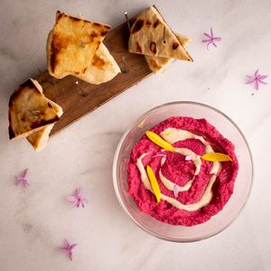 Hummus de remolacha con pan naan
Beet hummus with naan bread at Abazero Restaurante in Bormujos