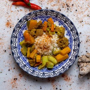 Guiso de curry con verduras ecológicas y seitán.
Curry stew with organic vegetables and seitan
 at Abazero Restaurante in Bormujos