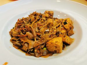 Rice noodles with veggies, tofu and soy sauce👌 When you order, ask them to make meal without eggs. at Wok to Walk in Sao Miguel