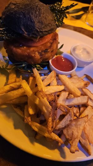 that bread bun is COMICALLY small at ArtBurger in Pisa