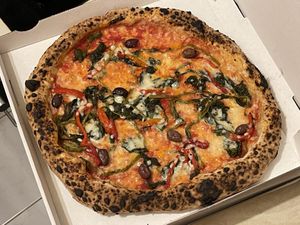 🌱🧀🫒 VEGAN MARGHERITA TOPPED WITH FRIARIELLI, BLACK OLIVES AND BELL PEPPERS 🍕🌶🫑   at Sacro Dough Pizza in North West London