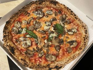 🌱🧀🍕 NEAPOLITAN PIZZA - VEGAN MARGHERITA WITH DOUBLE MUSHROOMS AND DEEP-FRIED AUBERGINES 🍆🍄  at Sacro Dough Pizza in North West London