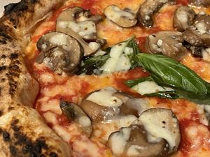🌱🧀🍕 NEAPOLITAN PIZZA - VEGAN MARGHERITA WITH DOUBLE MUSHROOMS AND DEEP-FRIED AUBERGINES 🍆🍄  at Sacro Dough Pizza in North West London