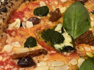 🌱🧀🍕 NEAPOLITAN PIZZA - VEGAN MARGHERITA WITH SUN-DRIED TOMATOES, ALMOND FLAKES, BLACK OLIVES AND PESTO 🥜🍅🫒  at Sacro Dough Pizza in North West London