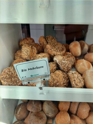 vegan offer is labeled, e.g. this multigrain roll (2.10€) at Backbrüder - Glutenfreie Bio-Bäckerei in Dusseldorf