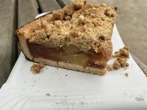 Apfel crumble  at Backbrüder - Glutenfreie Bio-Bäckerei in Dusseldorf