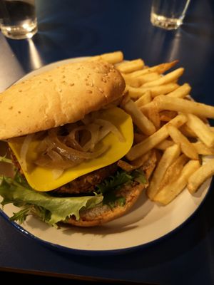 Hamburguesa de la casa con papas at B13 Bar in Madrid