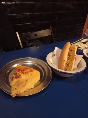 Tortilla de patata y perrito caliente at B13 Bar in Madrid
