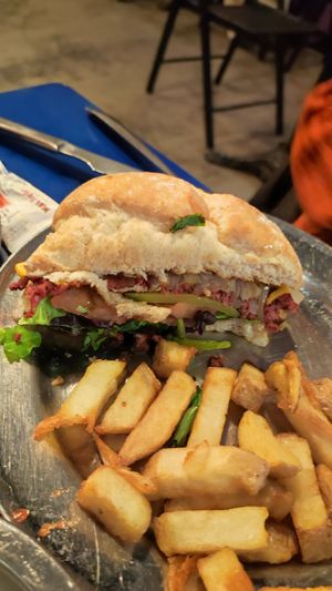 Hamburguesa La morada at B13 Bar in Madrid