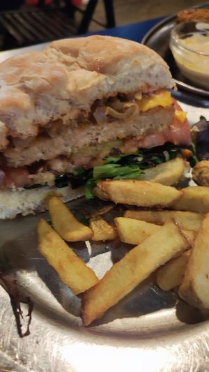 Hamburguesa de pollo at B13 Bar in Madrid