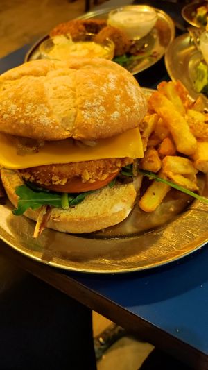 Hamburguesa pollo at B13 Bar in Madrid