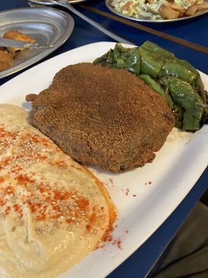 Plato combinado de seitán con pimientos y hummus  at B13 Bar in Madrid