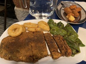 plato combinado de seitán con dos complementos a elegir  at B13 Bar in Madrid