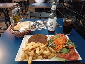 Plato combinado escalope de seitán at B13 Bar in Madrid