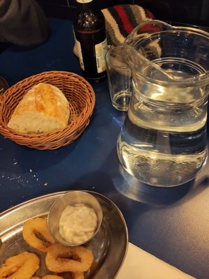 Con su agua del grifo, su cestita de pan... 👏 at B13 Bar in Madrid