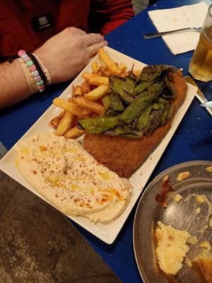 Una maravilla de bar, son súper simpáticos y la comida es buena y contundente.

Recomendadísimos!!!!🤗🤗 at B13 Bar in Madrid