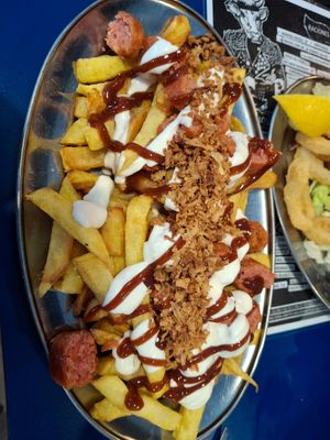 Salchipapas pa chuparse los dedos at B13 Bar in Madrid