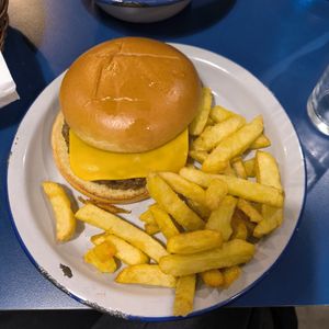 Burger con queso y patatas at B13 Bar in Madrid