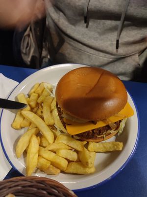 Hamburguesa de la casa at B13 Bar in Madrid