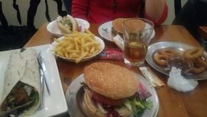 6 platos de comida deliciosos por 27€, acabamos super llenos y eso que nosotros no comemos como una persona normal! at B13 Bar in Madrid