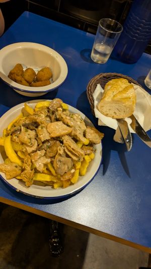 Pollo y croquetas at B13 Bar in Madrid