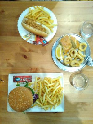 Calamares a la romana veganos hamburguesa completa y perrito at B13 Bar in Madrid