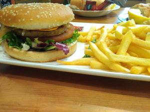 Hamburguesa completa (Mi favorita) at B13 Bar in Madrid