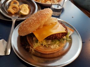 Hamburguesa "de la casa" at B13 Bar in Madrid