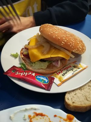 Hamburguesa tradicional at B13 Bar in Madrid