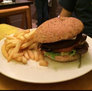 hamburguesa gourmet sin gluten  at B13 Bar in Madrid