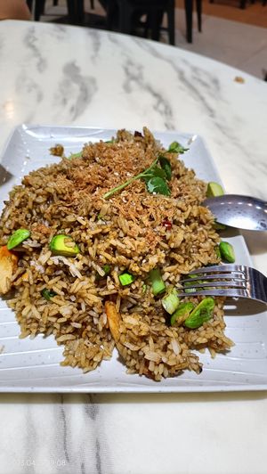Petal Fried rice big..not bad at Amazing Vegetarian - 弘缘素食小栈 in Central Singapore