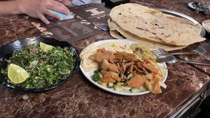 Taboule, veganer Vorspeisenteller und frisches Brot    at Jemenitisches Restaurant المطعم اليمني in Berlin