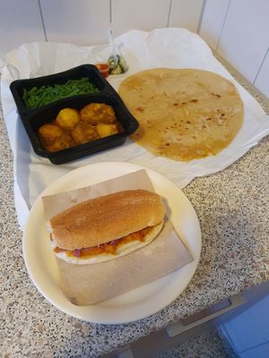 Vegan roti dish for take away with long beans and potatoes in masala and a vegan pom sandwich at Fawaka in Nijmegen